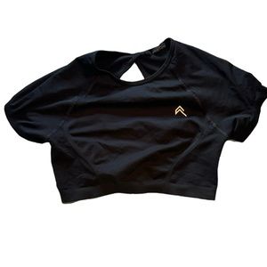 ONER ACTIVE EFFORTLESS SEAMLESS SHORT SLEEVE CROP TOP BLACK - SIZE M